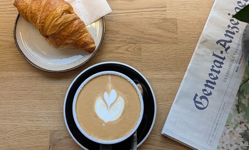 Image 2: Matcha oder Heißgetränk nach Wahl & Stück Kuchen für 1 - 4 Personen