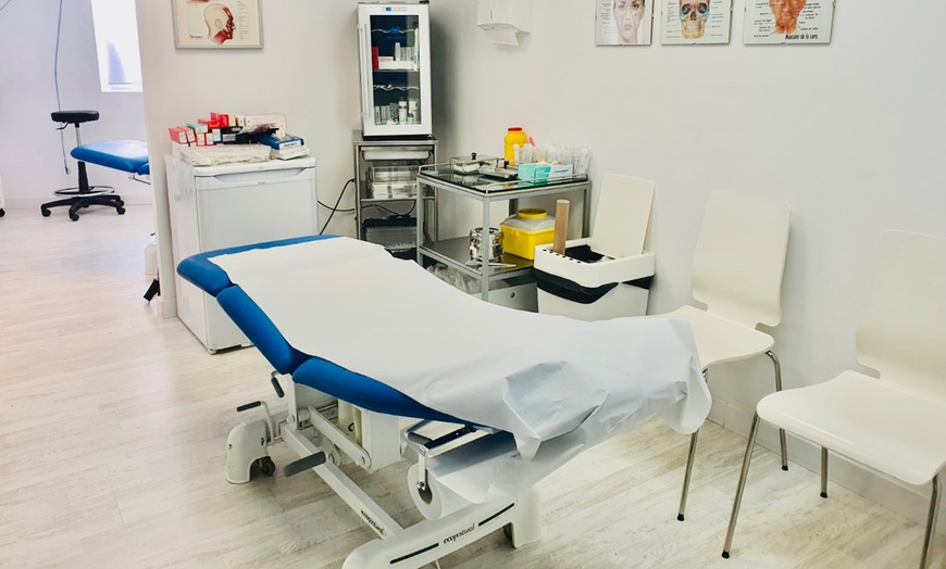 Image 2: 1, 2 o 3 viales de 1 ml de relleno dérmico inyectado en zona a elegir