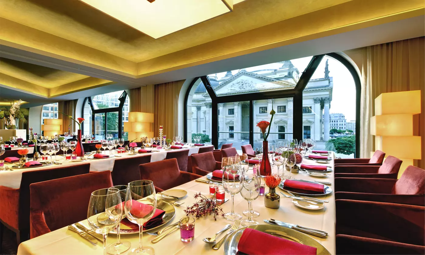 Sunday Lunch mit All-you-can-eat- & -drink-Buffet mit Sekt im Restaurant Beletage des Hilton Hotels - Primary Image