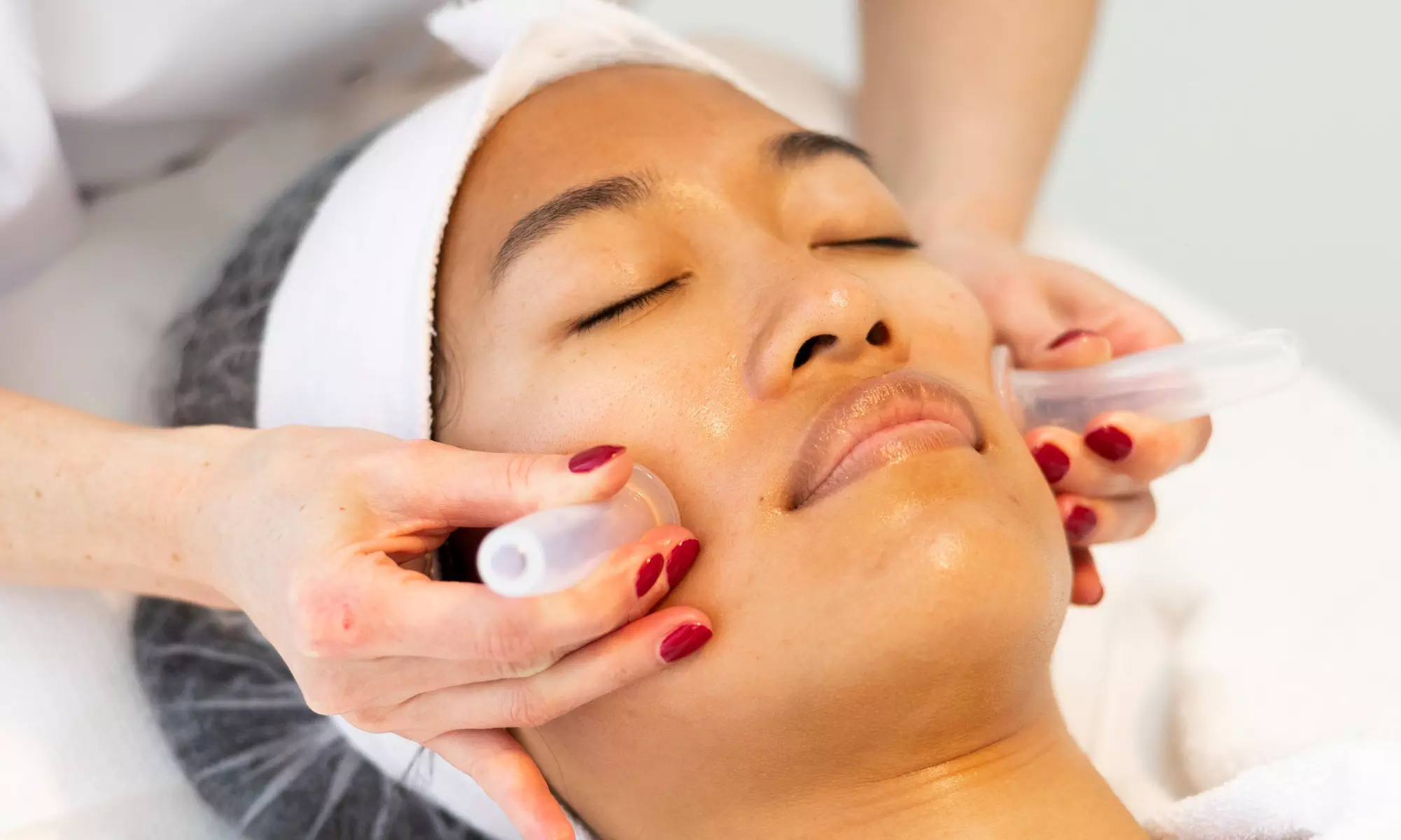 Ga voor een babyzachte huid: tot 44% korting met een Dermaplaning of Prescription gezichtbehandeling - Image 5