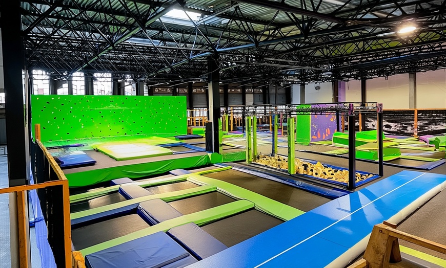 Image 5: Rozrywka w parku trampolin i dmuchańców: nawet cały dzień zabawy!