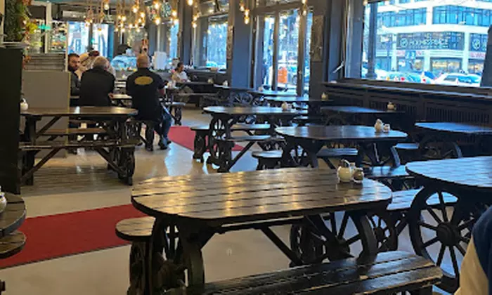 Köstliches Chicken-Menü mit Reis, Salat und Dessert für 1-4 Personen