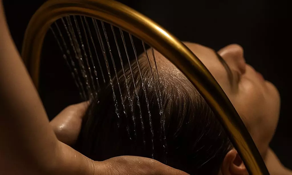 Head Spa capilar con masaje corporal, facial glow u osteopatía craneal, secado y bebida con un 46% de descuento - Primary Image