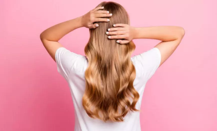 Image 1: Sesión de peluquería con masaje, corte y tratamientos extra a elegir