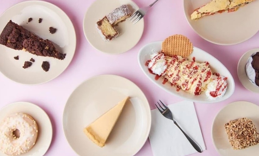 Image 2: 2 hausgemachte Kuchen nach Wahl o. 2 belgische Waffeln mit Puderzucker