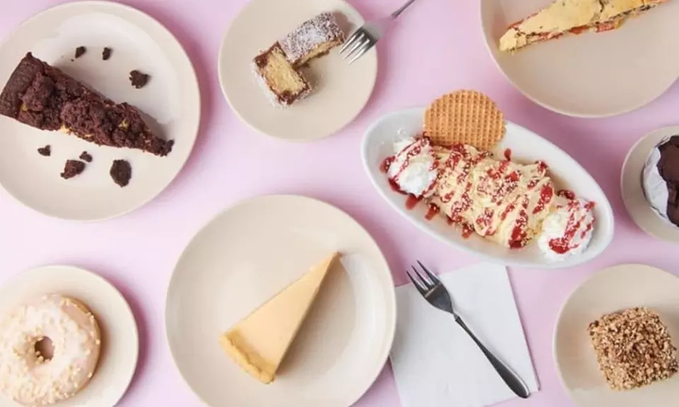 2 hausgemachte Kuchen nach Wahl o. 2 belgische Waffeln mit Puderzucker