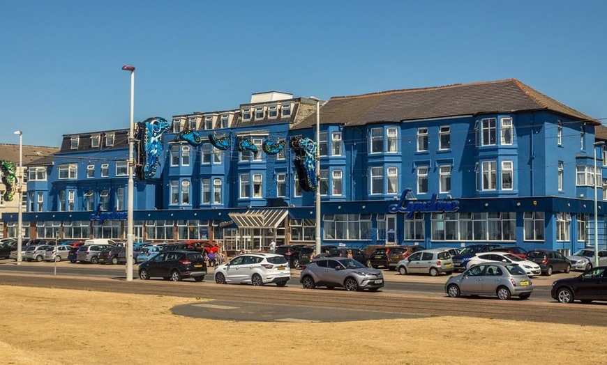 Image 2: Beachfront in Blackpool: Getaway for 2 with Breakfast, Dinner & More!