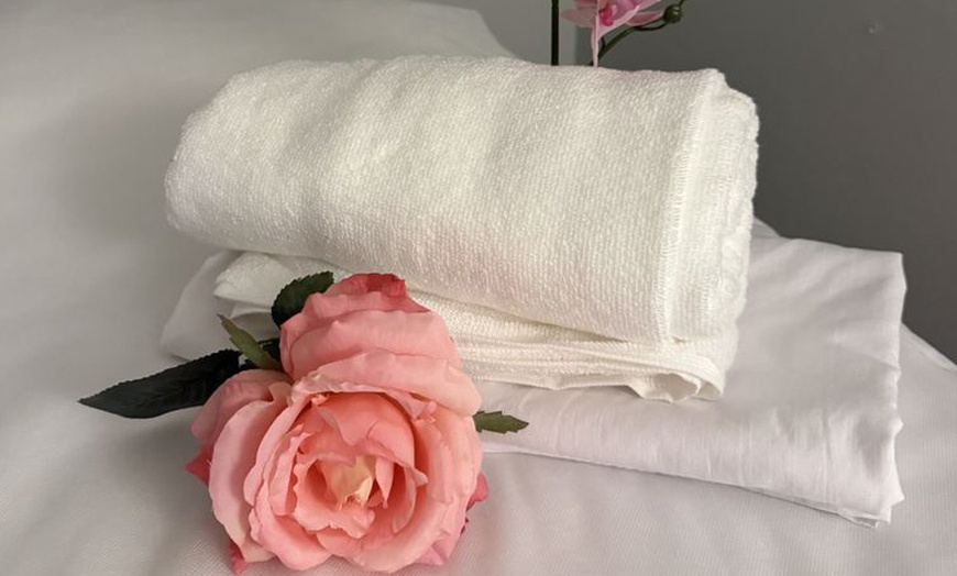 Image 9: 45 or 60-Min Couples Foot or Body Massage