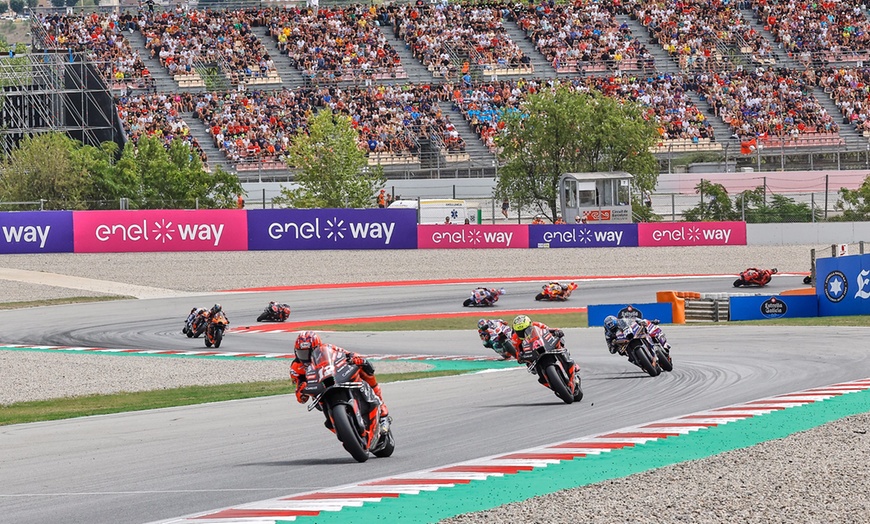 Image 2: Barcelona: Spaanse Moto Grand Prix 2025 tickets met overnachting