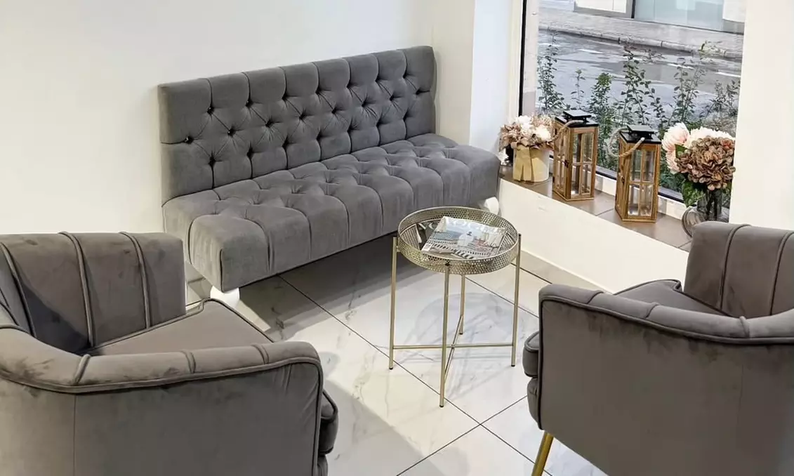 Liftingujący masaż twarzy z dobraną maską i lampą LED