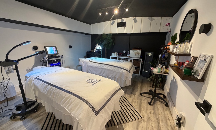 Image 4: Luxury Spa Package: 60 or 90-Min Pamper Session with Massage & Facial