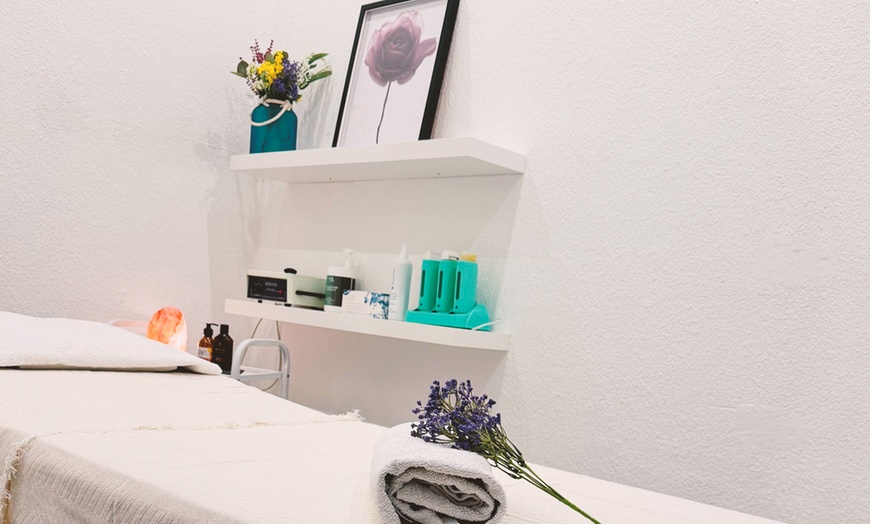 Image 3: Masaje corporal relajante o drenante de 30, 45 o 60 minutos 