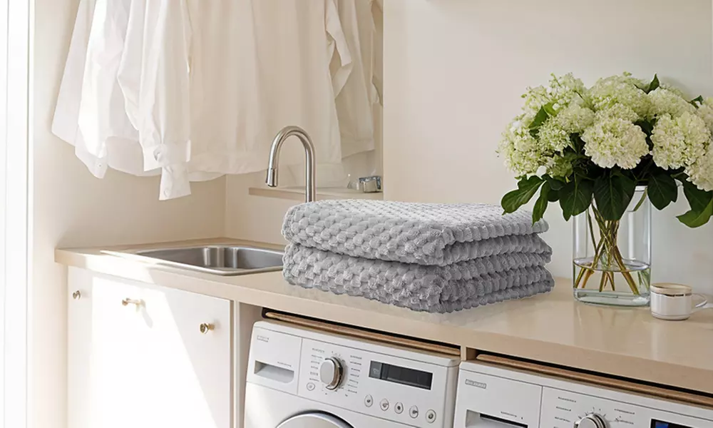 All-Season 300GSM Dot Pattern Soft Warm Fleece Blanket