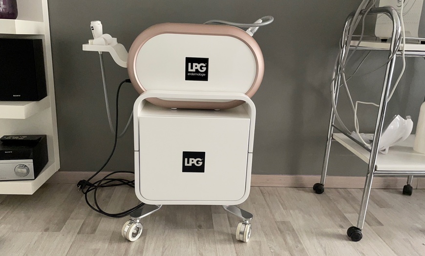 Image 5: Massage californien et soin du visage en option à Lyon