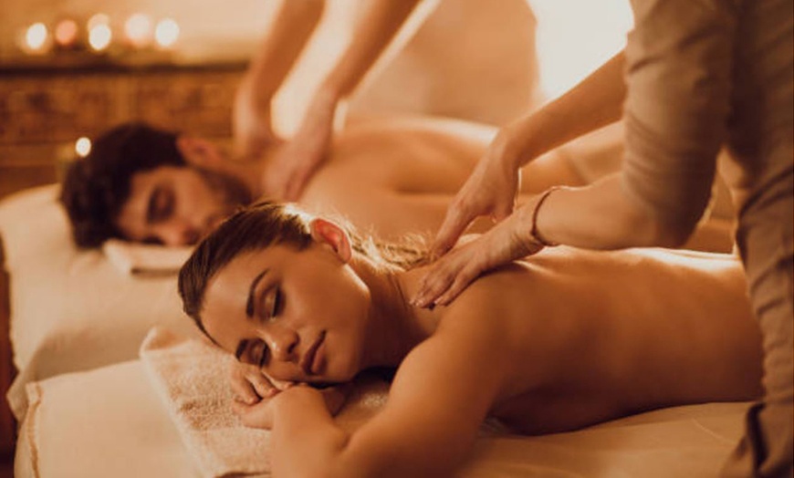 Image 3: Masajes y rituales con aceites, infusión o vino  