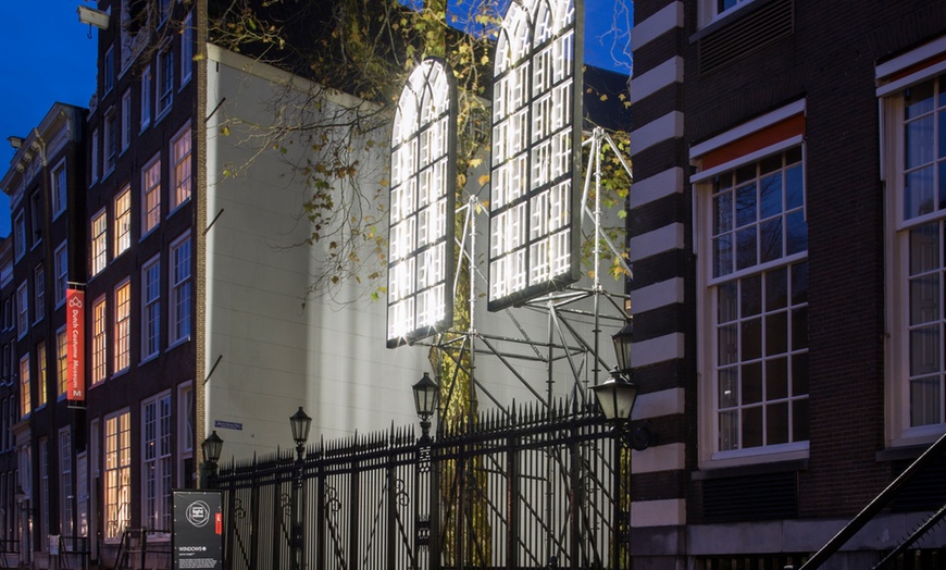 Image 10: Beleef het Amsterdam Light Festival in stijl: overdekte verwarmde boot