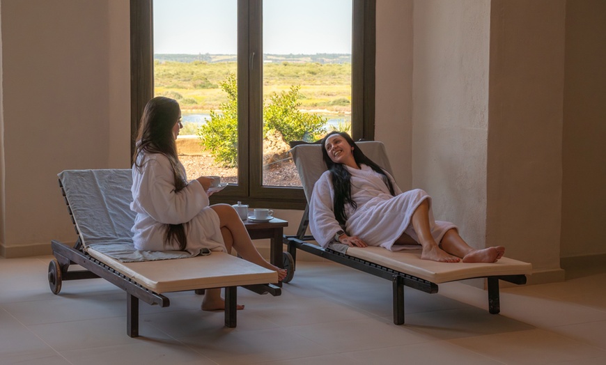 Image 2: Spa nocturno en pareja: acceso exclusivo y opción a vino o hidromasaje