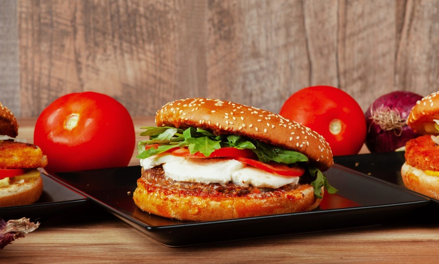 Image 8: Burger-Menü mit Beilage nach Wahl inkl. Getränk für 1 - 4 Personen