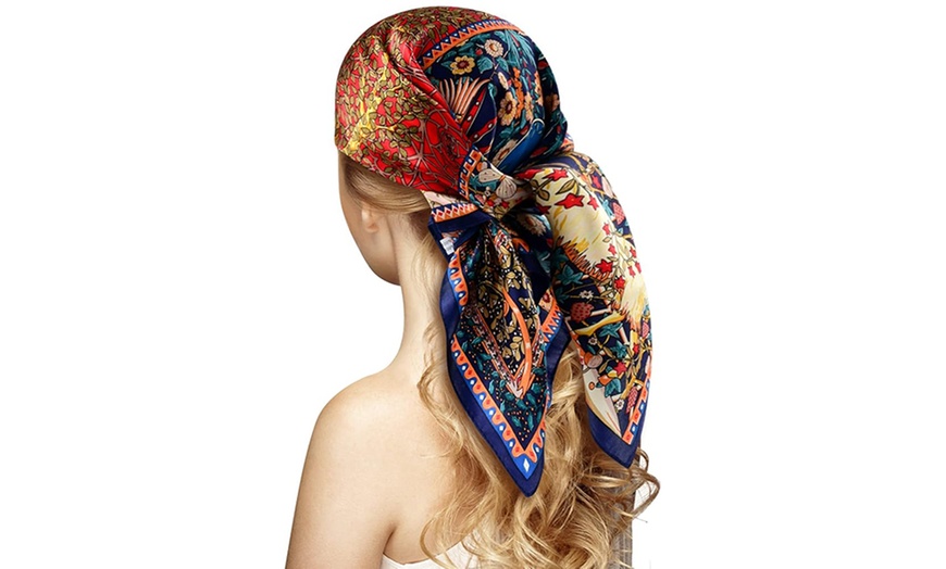 Image 13: Foulard en soie avec motif 