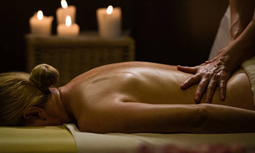 Image 17: 1 o 4 masajes personalizados o ritual con gravedad cero y haloterapia