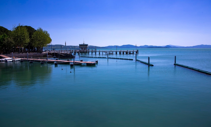 Image 13: Lago Trasimeno 4*: camera doppia con colazione o mezza pensione per 2 