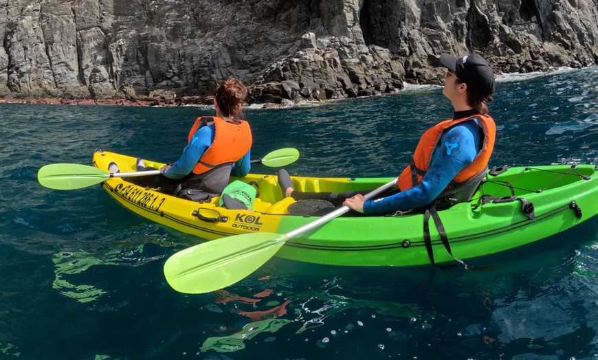 Image 6: Explora la bahía de las tortugas en kayak doble con snorkel