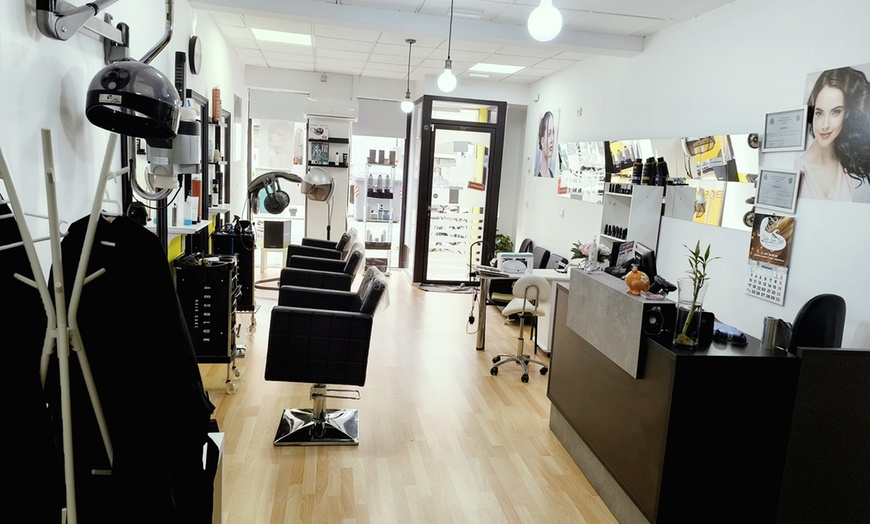 Image 6: Sesión de peluquería completa con opción a tinte y/o mechas para 1
