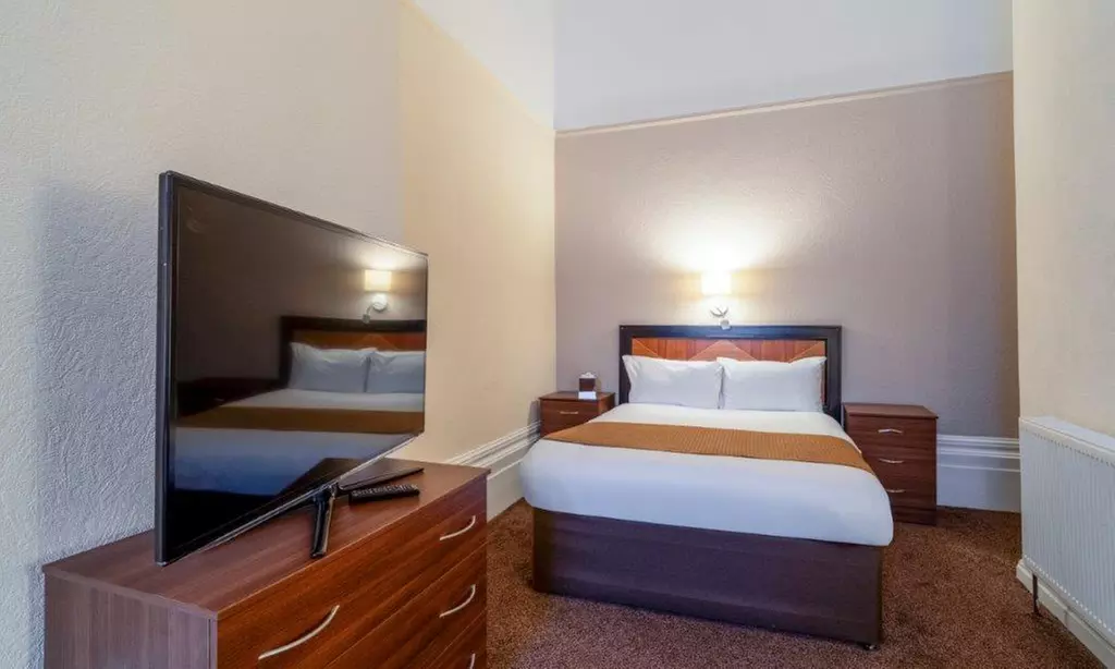 Scarborough: Standard Double or Twin Room with Breakfast and Wi-Fi