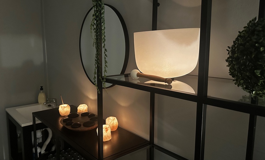 Image 10: Ritual oriental de chakras, piedras calientes o liberación emocional