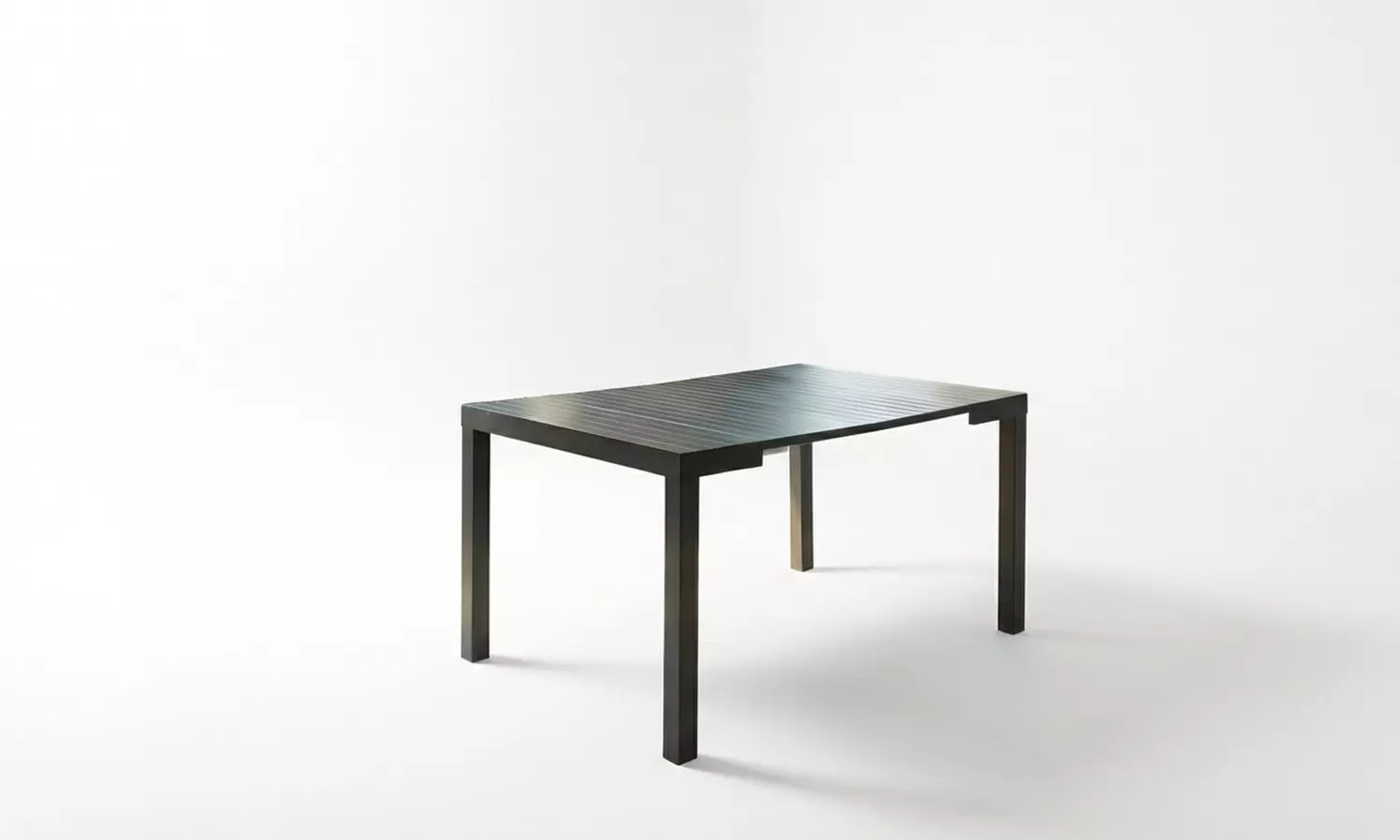 Console extensible "Lacos" de Kocoon en aluminium, chaises en option