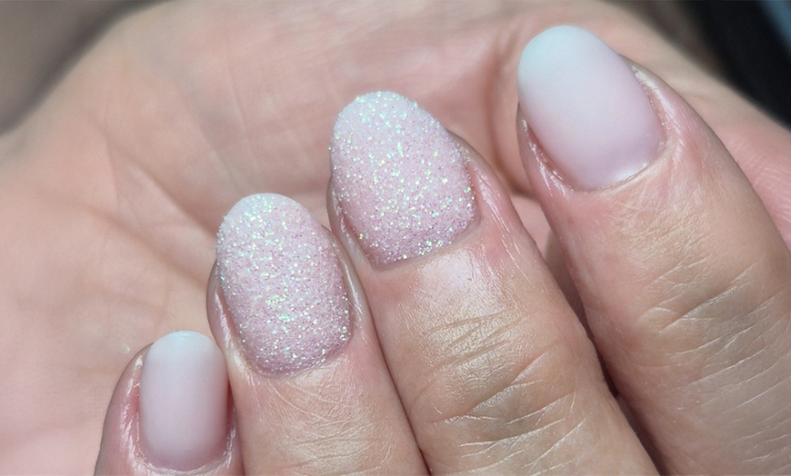 Image 6: Beauté des mains et/ou des pieds ou pose de gel avec extension ongles