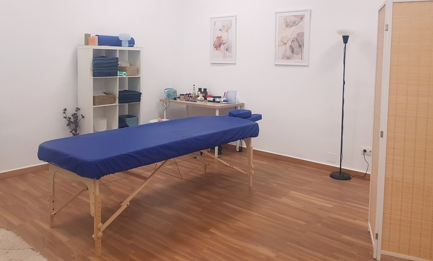 Image 13: 1 o 4 masajes personalizados o ritual con gravedad cero y haloterapia