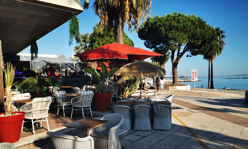 Image 1: Déjeuner ou dîner bistronomique en bord de mer au Voile Rouge