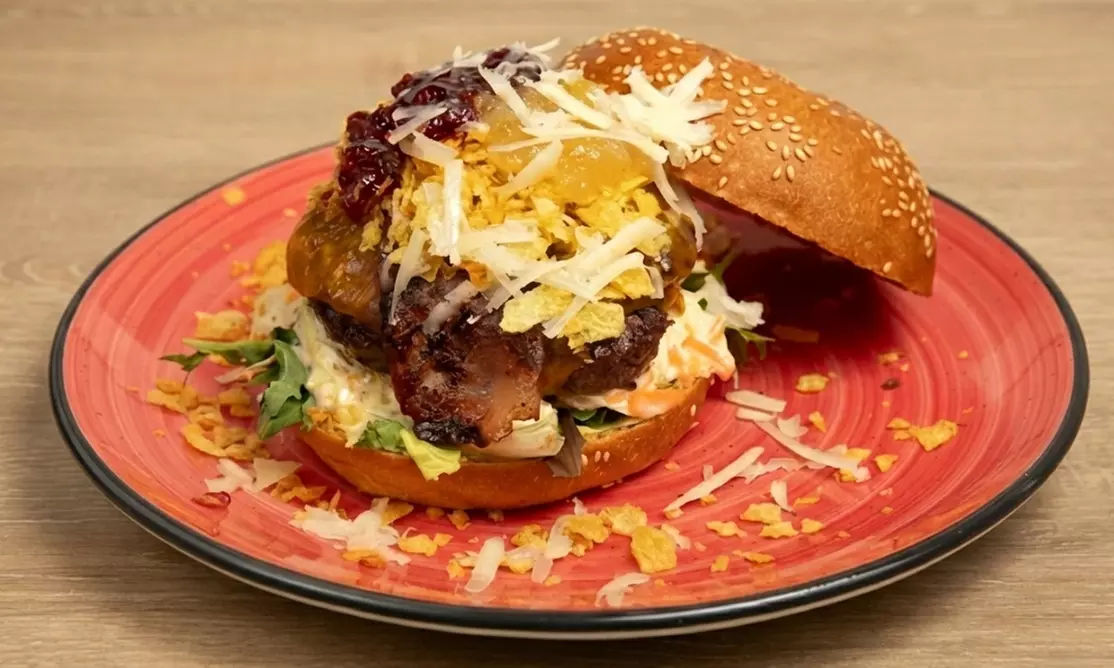 Menú de burger para 2 o 4 con bebidas y opción a entrante y postre