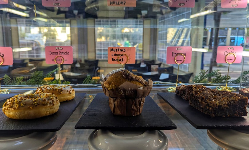 Image 10: Menú de brunch o merienda con platos salados, dulces, cafés y zumos