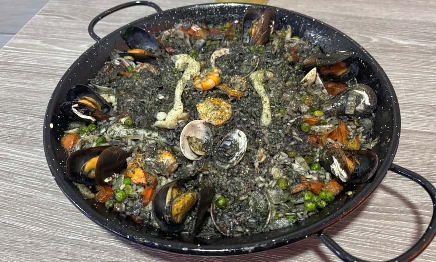 Image 4: Menú mediterráneo para 2 o 4 con postre y opción a botella de vino