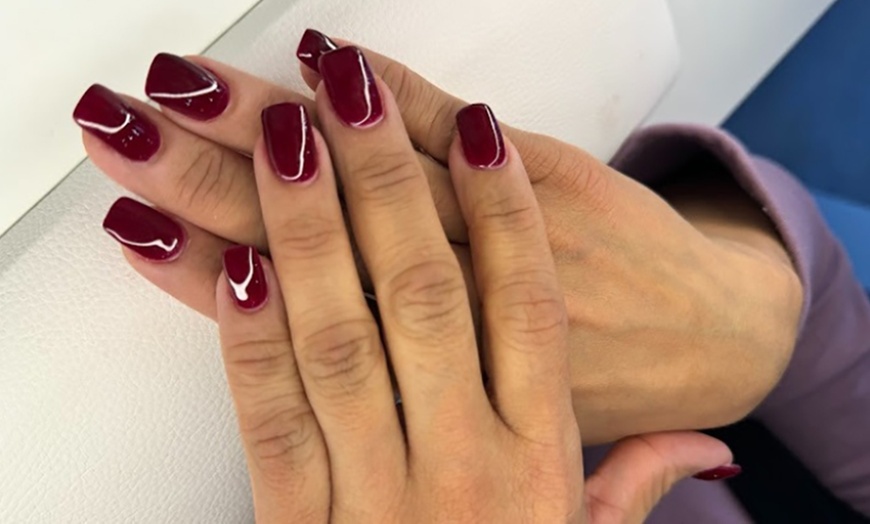 Image 3: 1 sesión de manicura, pedicura o ambas o uñas de gel a elegir
