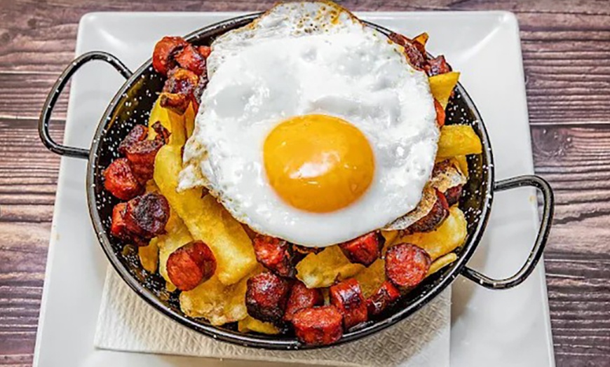Image 2: Menú de hamburguesas con entrante, postre y bebida para 2 o 4 personas