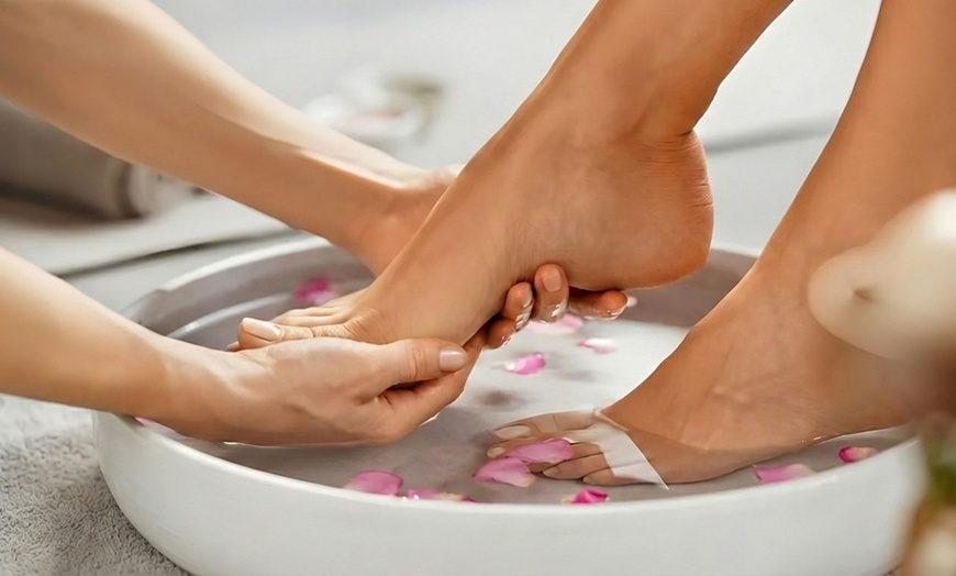 Image 15: Relaxing Massages & Wellness Treatments with Foot Bath or Red Light