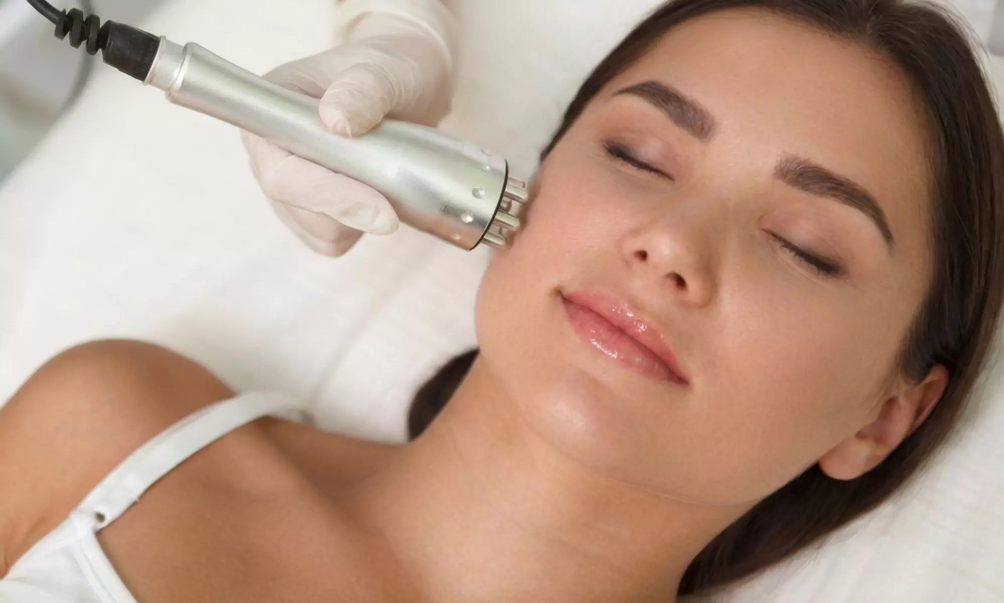 Limpieza facial con microdermoabrasión, radiofrecuencia y vitaminas