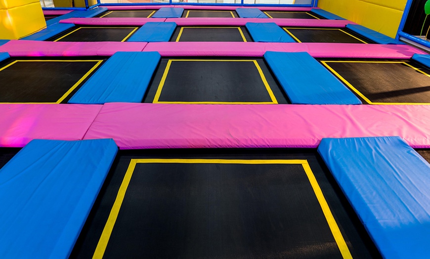 Image 2: Entrée d'1h à 2h pour 1 ou 2 pers. au trampoline park du Palladium