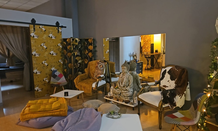 Image 2: Masaje a elegir de 40 o 50 minutos, o con higiene facial incluida 