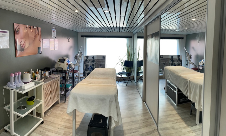 Image 6: Massage californien et soin du visage en option à Lyon