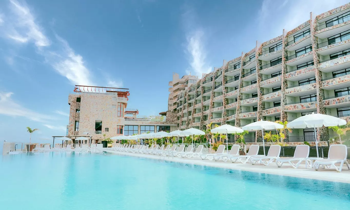 Día en hotel para 2 con almuerzo buffet o con masaje de 25 minutos