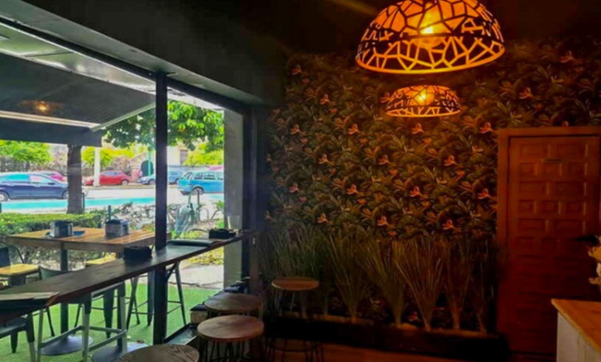 Image 6: Menú para 2 o 4 con entrantes, principales, postres y bebidas