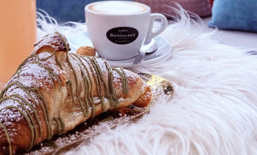 Image 3: Italienisches Frühstück mit Croissant & Heißgetränk für 1 - 4 Personen