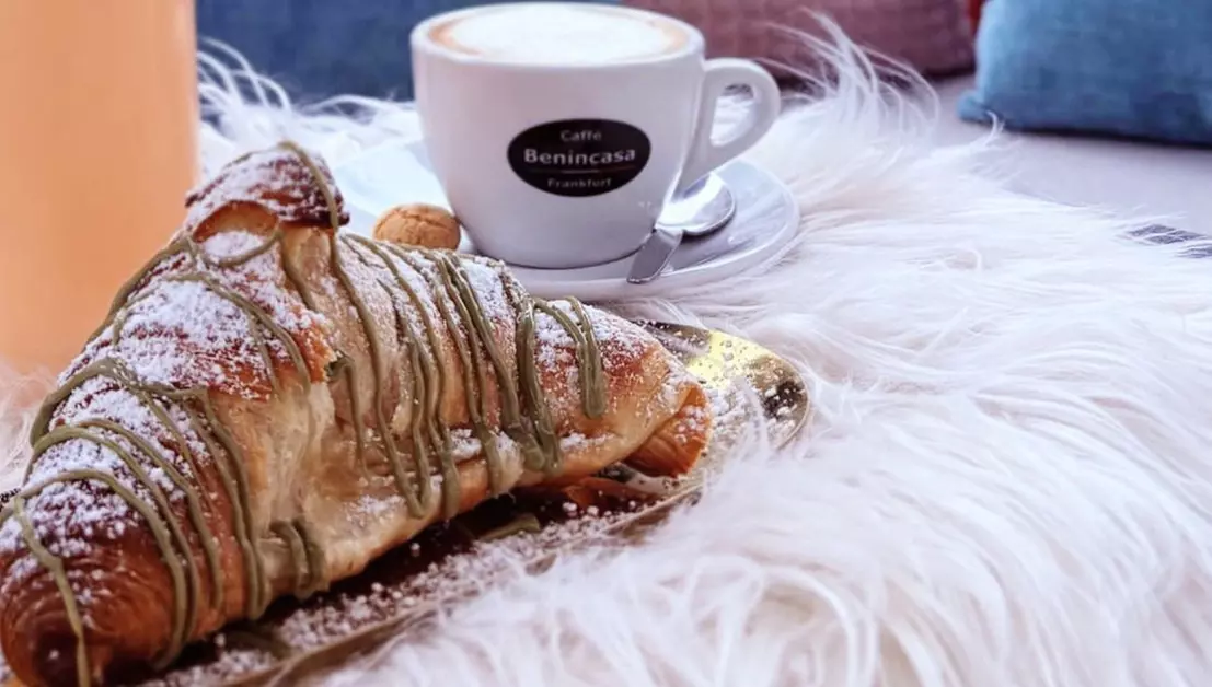 Italienisches Frühstück mit Croissant & Heißgetränk für 1 - 4 Personen