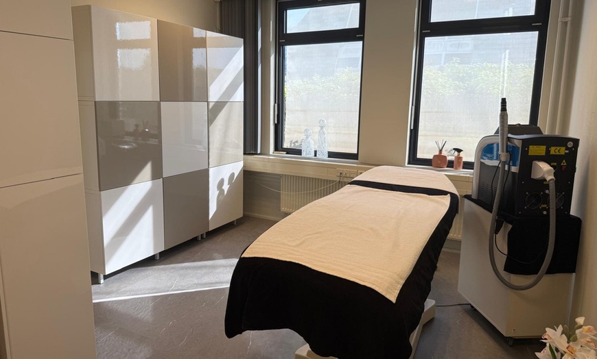 Image 3: Glow-up zonder filter: 1 of 3 carbon peeling behandelingen