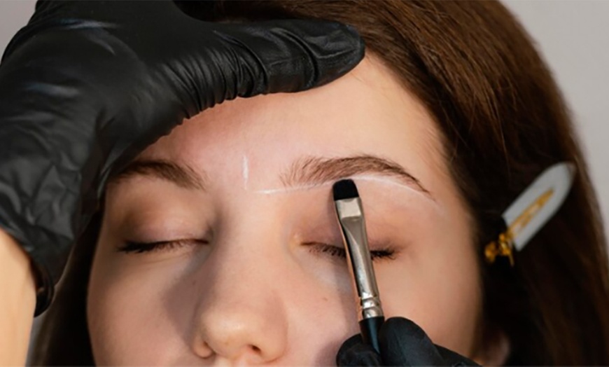 Image 4: Micropigmentación de cejas, pecas o labios con acabado natural