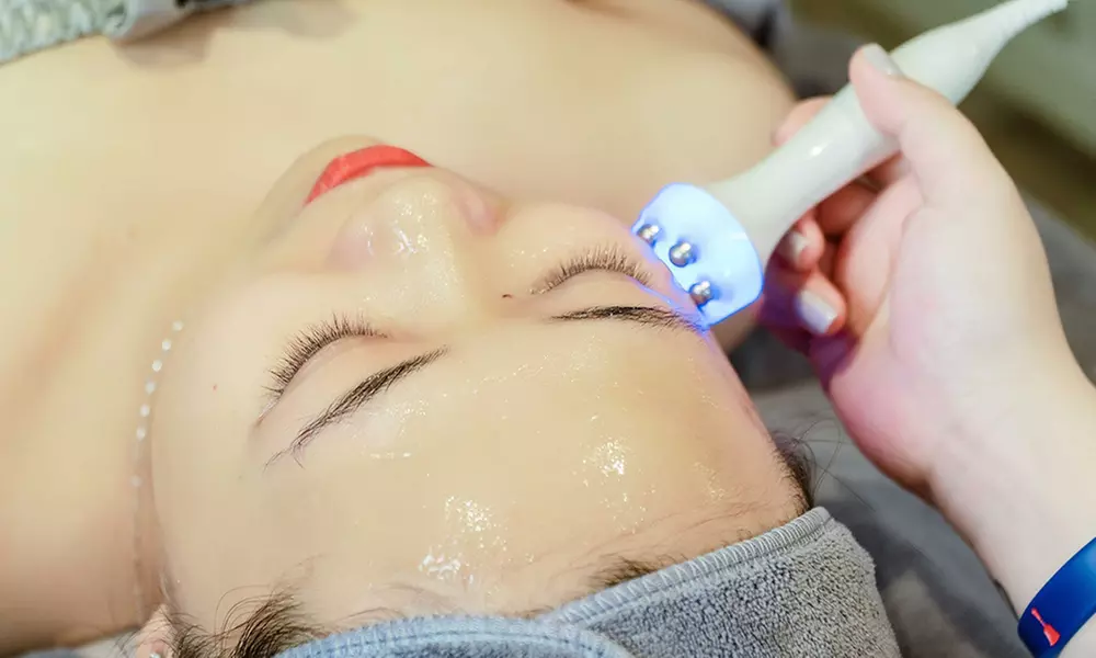 Limpieza facial en 10 pasos con peeling y opción a tratamiento LED, ampolla, presoterapia ocular y más para 1 persona - Primary Image